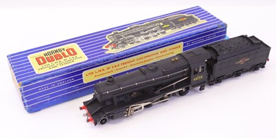 Lot 463 - LT25 Hornby-Dublo 3-rail 2-8-0 8F loco &...