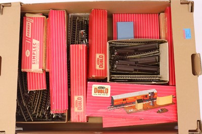 Lot 617 - Supermarket tray containing Hornby-Dublo...