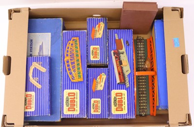 Lot 630 - Supermarket tray containing Hornby-Dublo D1...