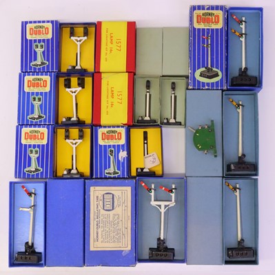 Lot 629 - Shoebox containing Hornby-Dublo semaphore &...