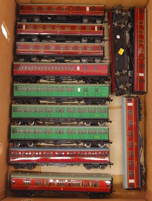 Lot 594 - A collection of various Hornby Dublo unboxed 2...