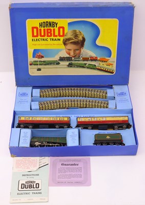 Lot 593 - Hornby Dublo EDP11 train set comprising matt...