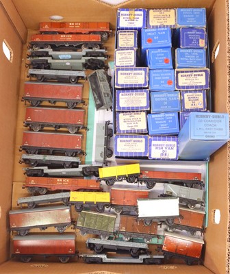 Lot 625 - A collection of various Hornby Dublo 2- and...