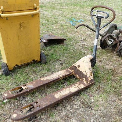 Lot 490 - A pallet truck