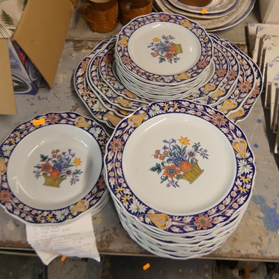 Lot 742 - A Wedgwood Poterat pattern part dinner service