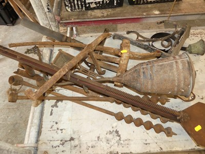 Lot 724 - Assorted bygones in steel and iron