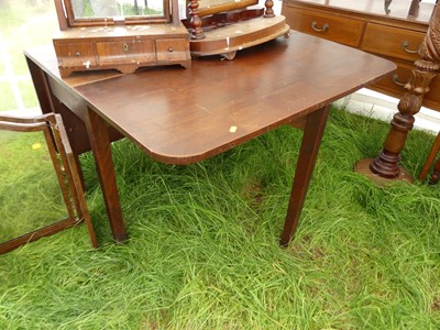 Lot 766 - A George III oak dropleaf dining table