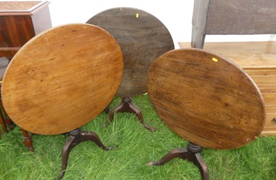 Lot 768 - A George III elm pedestal tripod table;...