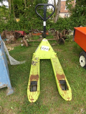 Lot 408 - A pallet truck