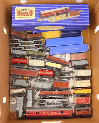 Lot 590 - One tray containing various Hornby Dublo 2-...