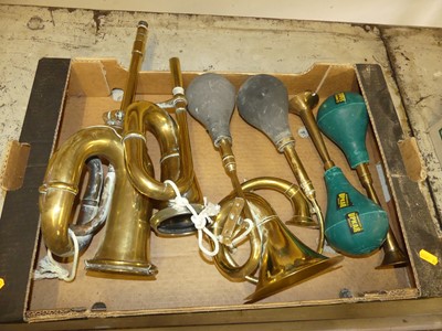 Lot 911 - A tray of vintage brass car horns