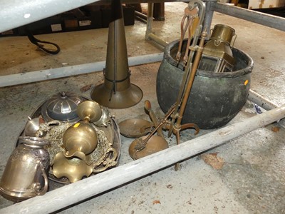 Lot 721 - Assorted metalware, to include a trumpet horn,...