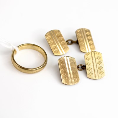 Lot 250 - A 9 carat yellow gold court shaped wedding...