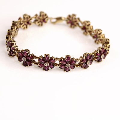 Lot 258 - A ladies yellow metal and garnet set line...