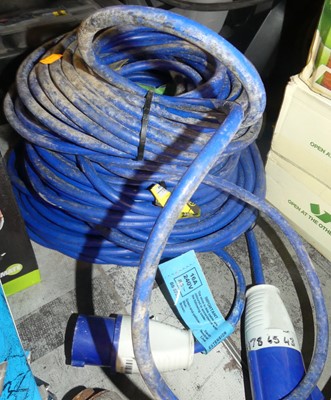 Lot 34 - A bundle of heavy duty 240 volt electric cabling