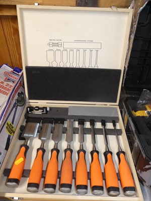 Lot 88 - A cased set of Von Haus chisels, in carry case