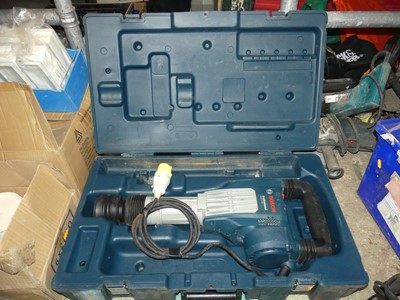 Lot 136 - A Bosch Professional GSH11VC demolition hammer,...