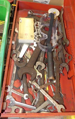 Lot 233 - A toolbox and contents