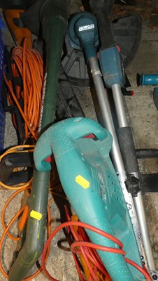 Lot 255 - A quantity of battery operated and electric...
