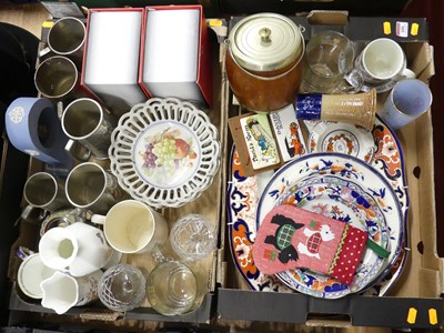 Lot 109 - A collection of ceramics and glass, to include...