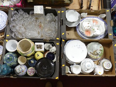 Lot 118 - A collection of ceramics and glass, to include...