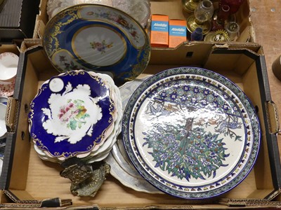 Lot 122 - A collection of ceramics, to include floral...