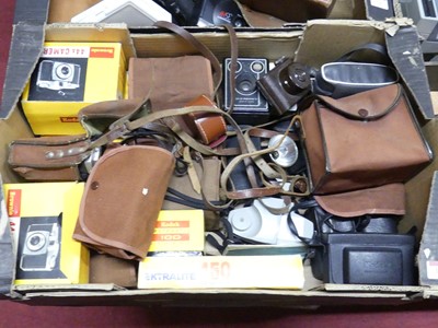 Lot 124 - A collection of cameras, to include Kodak...