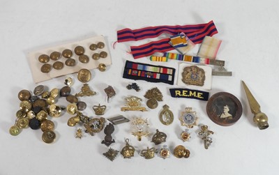 Lot 209 - A collection of militaria, to include...
