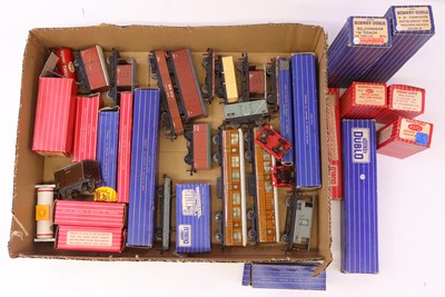 Lot 612 - One tray containing various Hornby Dublo 2 and...