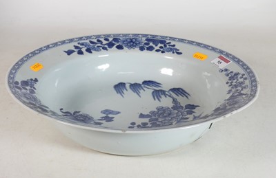 Lot 95 - An 18th century Chinese porcelain bowl,...