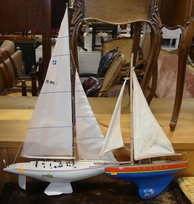 Lot 715 - Two pond yachts