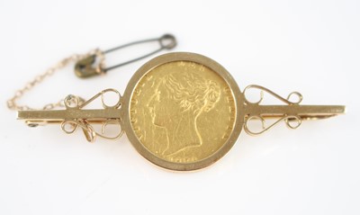 Lot 244 - Great Britain, 1871 gold half sovereign, obv:...