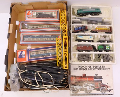 Lot 142 - A collection of various 00 gauge rolling stock...