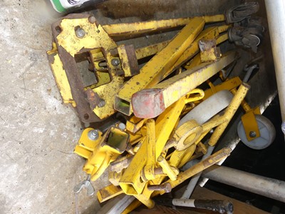 Lot 455 - A quantity of manhole lifters