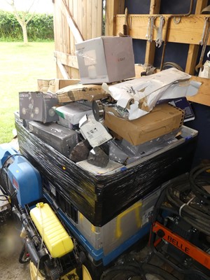Lot 457 - A large quantity of light fittings, desk lamps,...