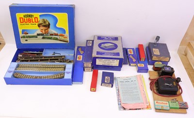 Lot 611 - One tray containing various Hornby Dublo items,...