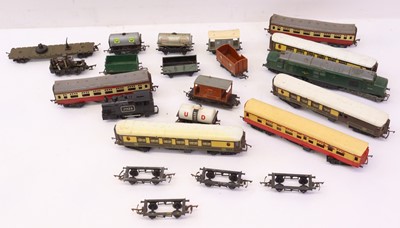 Lot 98 - A collection of various 00 gauge rolling stock...
