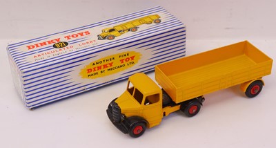 Lot 293 - Dinky Toys No. 921 Bedford articulated lorry...