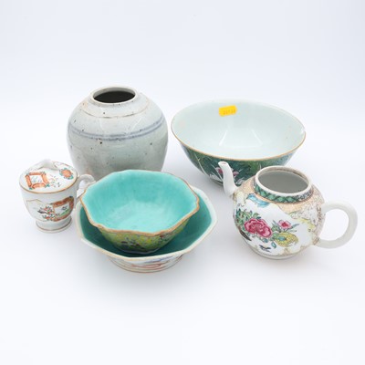 Lot 87 - A collection of oriental ceramics, to include...