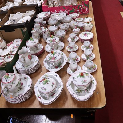 Lot 102 - An extensive collection of Spode 'Marlborough...