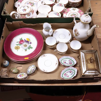 Lot 125 - A collection of ceramics to include a Royal...
