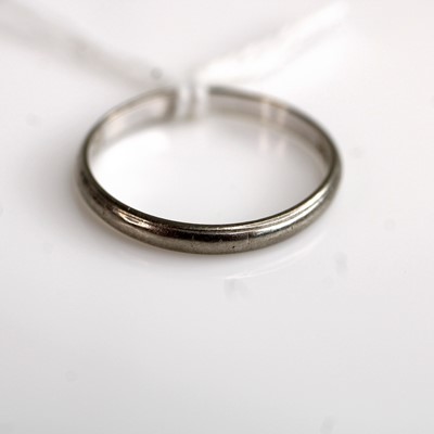 Lot 272 - An 18ct white gold wedding band, size O, 2g