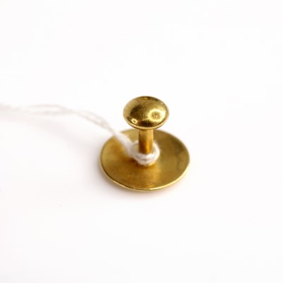 Lot 274 - An 18ct gold dress button, 2.5g