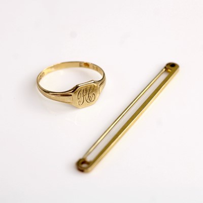 Lot 275 - A 9ct gold signet ring, size O; together with...