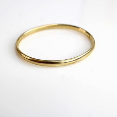 Lot 277 - A 9ct hollow gold bangle, 6.5cm, 6.5g