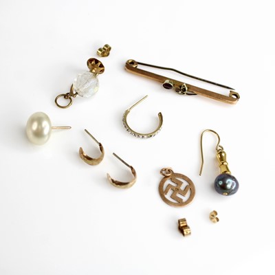 Lot 282 - A mixed lot to include a 9ct gold swastika...