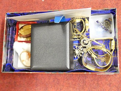 Lot 164 - A small collection of miscellaneous items to...