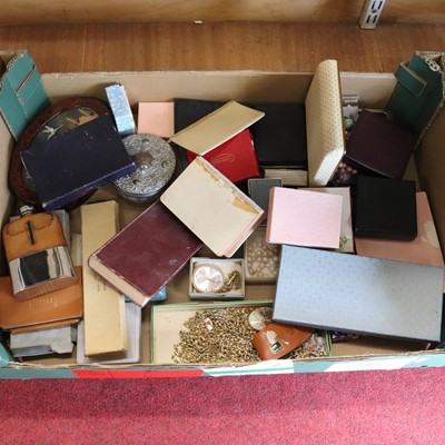 Lot 261 - A collection of miscellaneous costume...