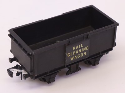 Lot 587 - 4654 Hornby-Dublo Track cleaning wagon (E)