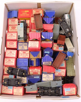 Lot 572 - A wide variety of approx 45 boxed & 15 unboxed...